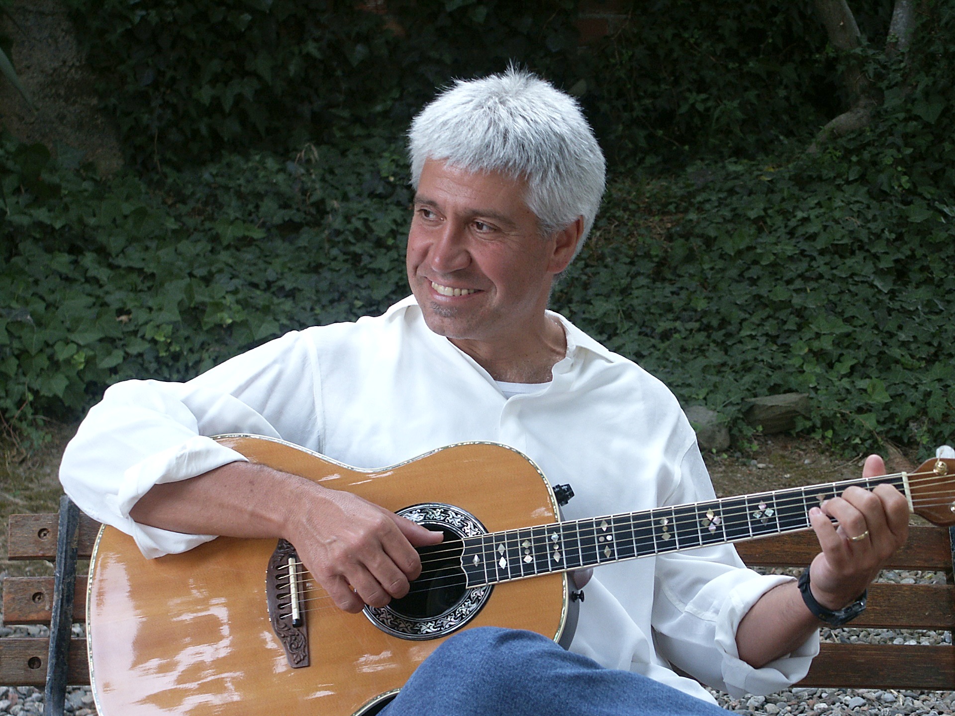 Joan Marc amb la seva guitarra acústica