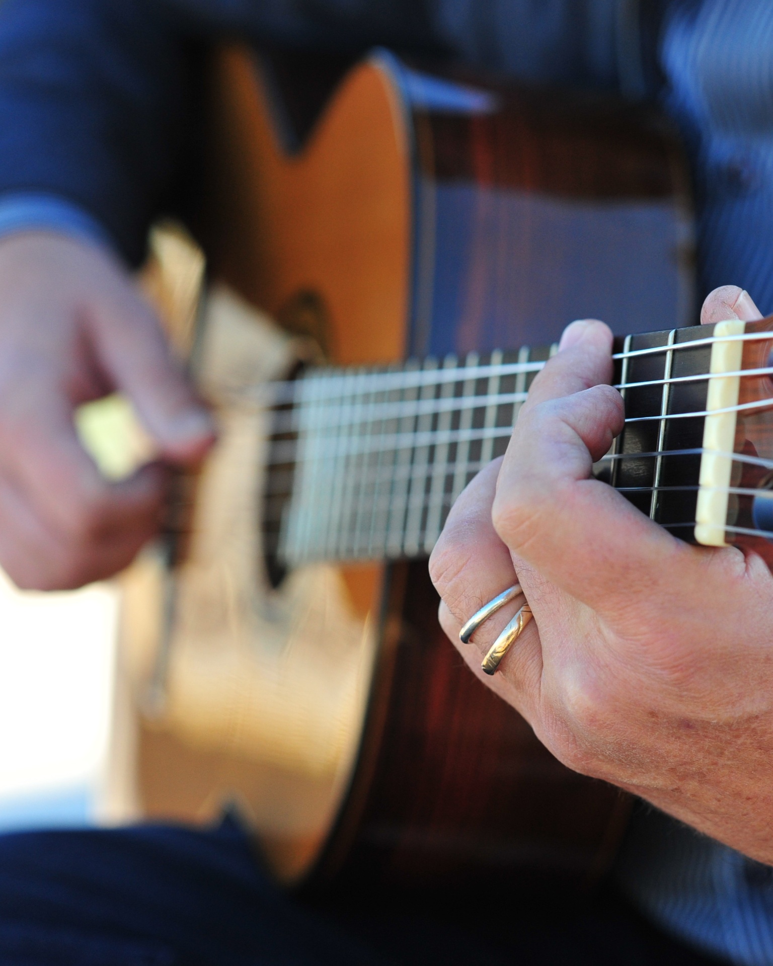 Mans de Joan Marc sobre la guitarra clàssica